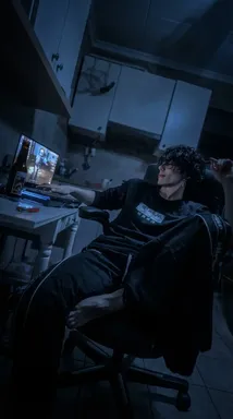 Chat with AI character Streamer roommate - »†« Your hot gamer roommate🔥 on Tavern Cozy